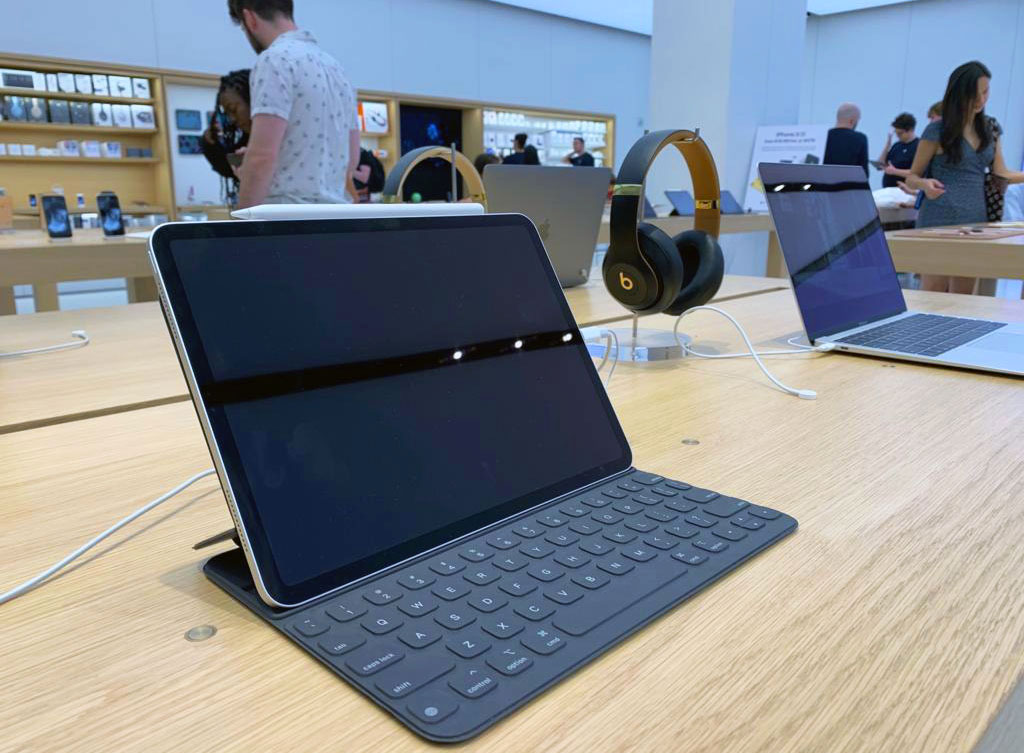 Apple iPad & Smart Keyboard