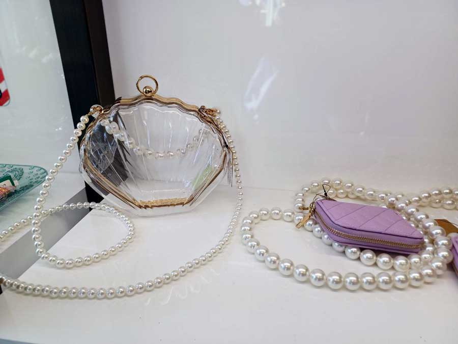 Transparent Shell Shaped Purse with Pearls