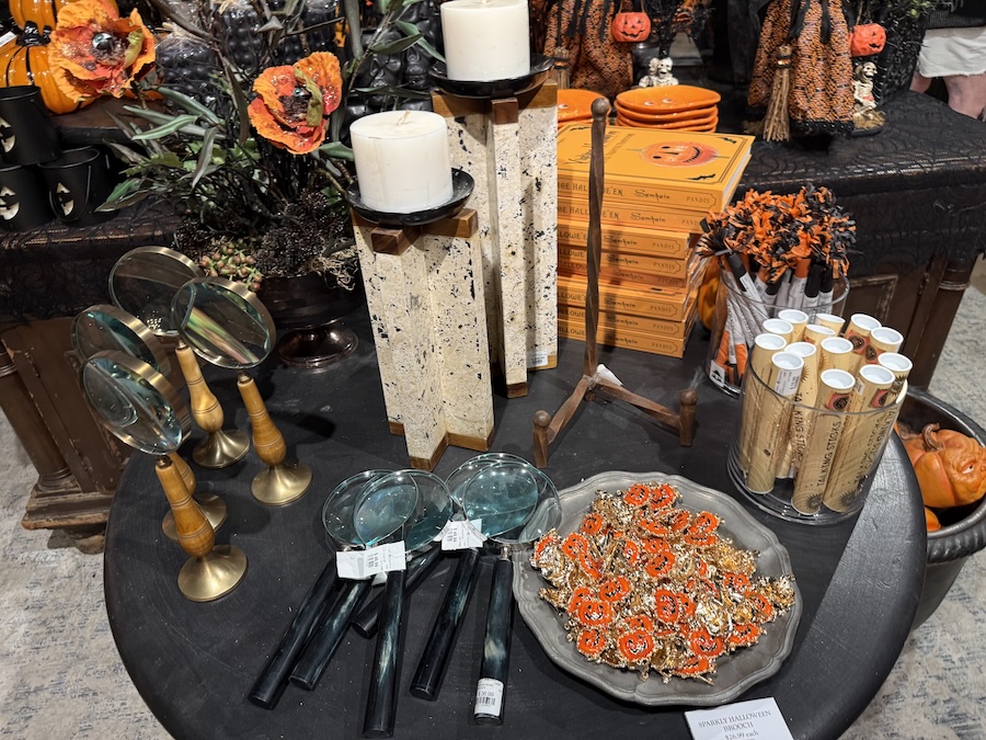 Halloween magnifying glass decor